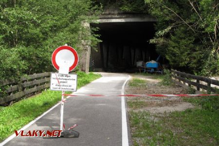 14.07.2017 – cyklostezka na Brennerské dráze: druhá uzávěra stezky před tunelem, s jehož pomocí se trať otáčela o 180° © Dominik Havel