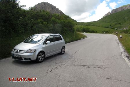 14.07.2017 – trasa Corvara – průsmyk Pordoi: už několikáté auto, které musí couvat (pohled z bočního okna autobusu) © Dominik Havel