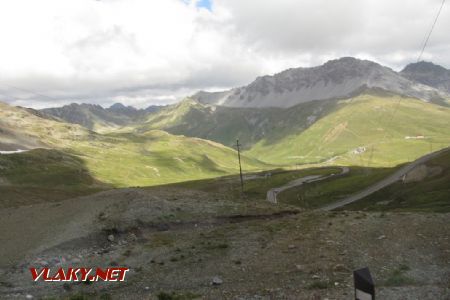 15.07.2017 – silnice na Stelvio: pohled směrem do Lombardie, zcela v pravo je ještě Švýcarsko © Dominik Havel