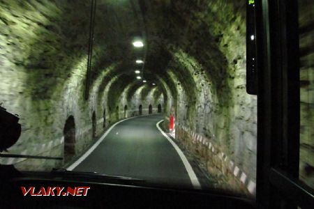 15.07.2017 – silnice ze Stelvia: některé tunely se ještě klikatí, a tak autobus sotva projede © Dominik Havel