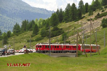 15.07.2017 – Bernina Suot: další dvojice z šesti elektrických vozů ABe 4/4 III na protisměrném vlaku © Dominik Havel