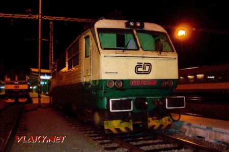 26.06.2004 - Hradec Králové hl.n.: odstavený stroj 150.005-7 DKV Praha, PJ Vršovice © PhDr. Zbyněk Zlinský