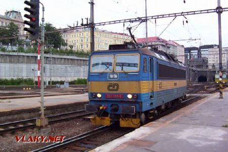 26.06.2004 - Praha hl.n.: lokomotiva 363.044-9 při posunu © PhDr. Zbyněk Zlinský