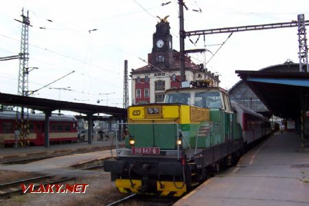 26.06.2004 - Praha hl.n.: posunovací lokomotiva 110.147-6 DKV Praha © PhDr. Zbyněk Zlinský