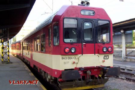 26.06.2004 - Praha hl.n.: motorový vůz 843.004-3 PJ Chomutov na R 830 ''Žatecký chmel'' do Karlových Varů dolního n. © PhDr. Zbyněk Zlinský