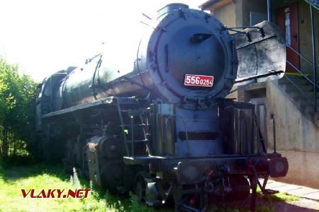 26.06.2004 - Lužná u Rak.: ''štokr'' 556.0254 s ''vystavovatelným čelem'' u vchodu do muzea © PhDr. Zbyněk Zlinský