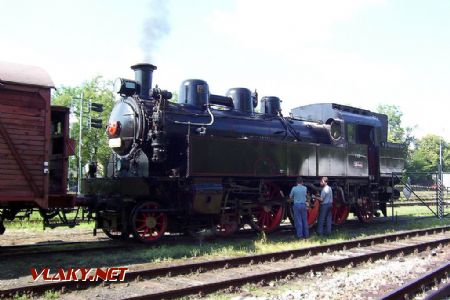 26.06.2004 - Lužná u Rak., ČD muzeum: lokomotiva 354.195 se soupravou zvl. nákladního vlaku do Krupé © PhDr. Zbyněk Zlinský