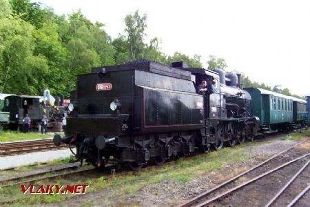 26.06.2004 - Lužná u Rak., ČD muzeum: lokomotiva 354.7152 se soupravou osobního vlaku při návratu do depa © PhDr. Zbyněk Zlinský