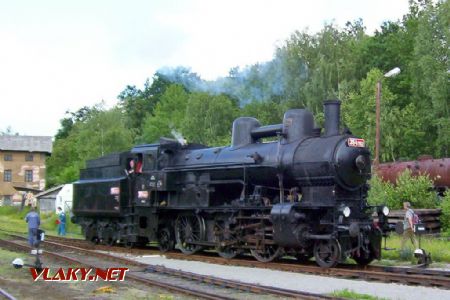26.06.2004 - Lužná u Rak., ČD muzeum: lokomotiva 354.7152 jede na provozní ošetření © PhDr. Zbyněk Zlinský