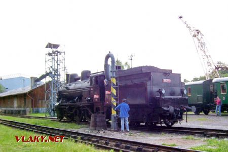 26.06.2004 - Lužná u Rak., ČD muzeum: lokomotiva 354.7152 při provozním ošetření © PhDr. Zbyněk Zlinský