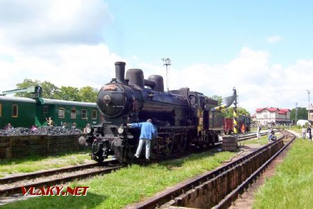 26.06.2004 - Lužná u Rak., ČD muzeum: lokomotiva 354.7152 při provozním ošetření © PhDr. Zbyněk Zlinský