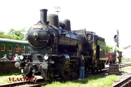 26.06.2004 - Lužná u Rak., ČD muzeum: lokomotiva 354.7152 při provozním ošetření © PhDr. Zbyněk Zlinský