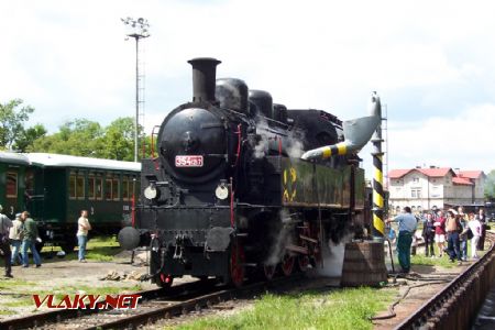 26.06.2004 - Lužná u Rak., ČD muzeum: lokomotiva 354.1217 při dobírání vody © PhDr. Zbyněk Zlinský