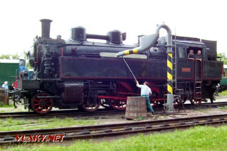 26.06.2004 - Lužná u Rak., ČD muzeum: lokomotiva 354.1217 při dobírání vody © PhDr. Zbyněk Zlinský