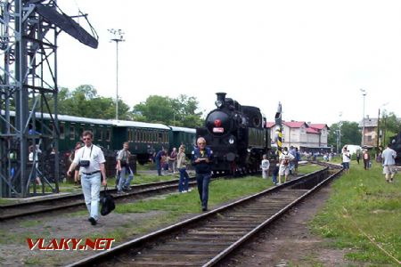 26.06.2004 - Lužná u Rak., ČD muzeum: Zbyňka už nebaví provozní ošetření lokomotivy 354.1217 © Helena Bažantová
