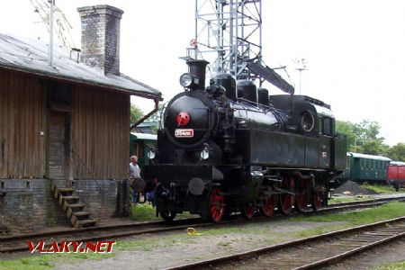 26.06.2004 - Lužná u Rak., ČD muzeum: lokomotiva 354.195 jedoucí na točnu © Helena Bažantová