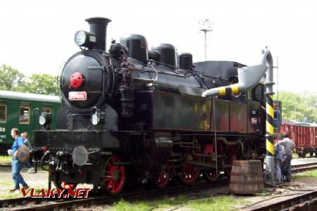 26.06.2004 - Lužná u Rak., ČD muzeum: lokomotiva 354.195 při dobírání vody © PhDr. Zbyněk Zlinský