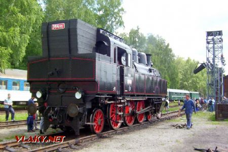26.06.2004 - Lužná u Rak., ČD muzeum: lokomotiva 354.195 při dobírání vody © PhDr. Zbyněk Zlinský
