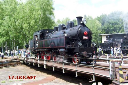 26.06.2004 - Lužná u Rak., ČD muzeum: lokomotiva 354.195 na točně © PhDr. Zbyněk Zlinský