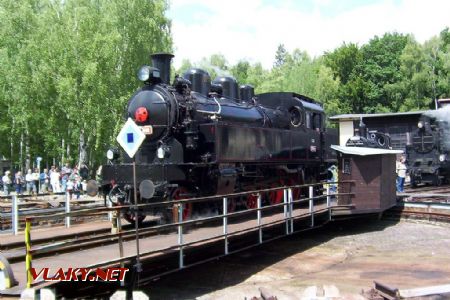 26.06.2004 - Lužná u Rak., ČD muzeum: lokomotiva 354.195 na točně © PhDr. Zbyněk Zlinský