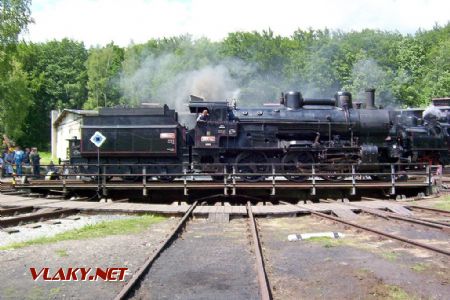 26.06.2004 - Lužná u Rak., ČD muzeum: lokomotiva 354.7152 na točně © PhDr. Zbyněk Zlinský
