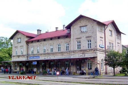 26.06.2004 - Lužná u Rak.: výpravní budova © PhDr. Zbyněk Zlinský