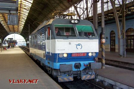 26.06.2004 - Praha hl.n.: posunující stroj 350.008-9 ZSSK © PhDr. Zbyněk Zlinský