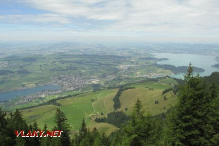 16.07.2017 – Vitznau-Rigi-Bahn: výhled na město Küssnacht a jezera Vierwaldstättersee a Zugersee (napravo) © Dominik Havel