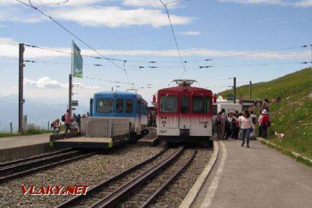 16.07.2017 – Rigi Kulm: modrý vlak z Arth-Goldau a červený z Vitznau © Dominik Havel