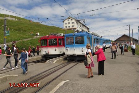 16.07.2017 – Rigi Kulm: modrý vlak z Arth-Goldau a červený z Vitznau © Dominik Havel