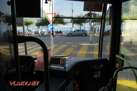 16.07.2017 – Lugano: výhled z autobusu na jezero Lago di Lugano © Dominik Havel
