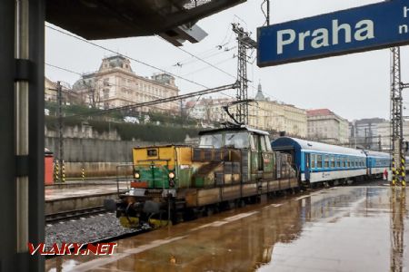 03.01.2018 - Praha hl.n.: 111.011-3, přistavení soupravy Ex 356 © Jiří Řechka