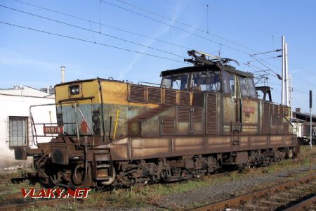 11.10.2006 - Hradec Králové hl.n.: 111.017-0 mezi výkony na posunu © PhDr. Zbyněk Zlinský