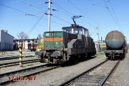 14.04.2007 - Hradec Králové hl.n.: posunovací 111.018-8 u depa © PhDr. Zbyněk Zlinský