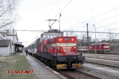 13.01.2007 - Letohrad: 111.032-9 v čele Os 15058 Letohrad > Ústí nad Orlicí, v pozadí 742.113-4 © PhDr. Zbyněk Zlinský