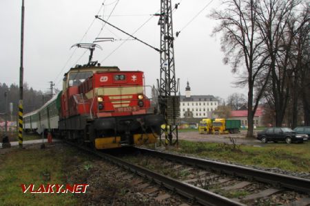 20.11.2008 - Letohrad: 111.032-9 přiváží Os 15065 z Ústí nad Orlicí © PhDr. Zbyněk Zlinský