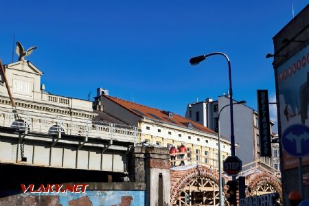 16.2.2018 - Praha-Karlín: zábradlí na pilíři bylo pro jistotu odstraněno © Jiří Řechka