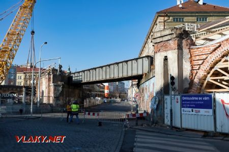 16.2.2018 - Praha-Karlín: zbývá snést ještě druhou mostní konstrukci © Jiří Řechka