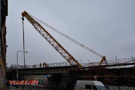 17.2.2018 - Praha-Karlín: příprava na snesení ocelové konstrukce železničního mostu © Jiří Řechka