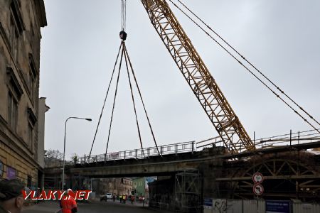 17.2.2018 - Praha-Karlín: začíná snášení ocelové konstrukce železničního mostu © Jiří Řechka