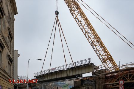 17.2.2018 - Praha-Karlín: začíná snášení ocelové konstrukce železničního mostu © Jiří Řechka