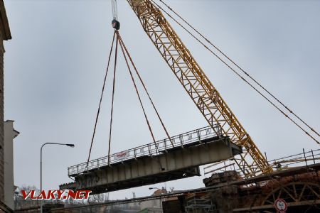 17.2.2018 - Praha-Karlín: začíná snášení ocelové konstrukce železničního mostu © Jiří Řechka