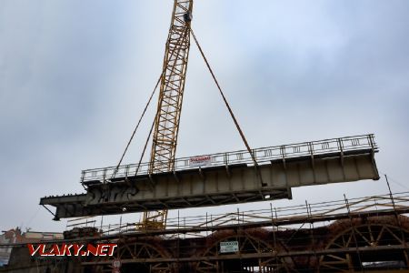 17.2.2018 - Praha-Karlín: snášení ocelové konstrukce železničního mostu © Jiří Řechka