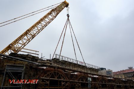17.2.2018 - Praha-Karlín: snášení ocelové konstrukce železničního mostu © Jiří Řechka