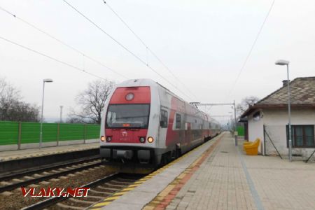 	03.02.2018 – zastávka Trenčín-Opatová: osobný vlak do Žiliny odchádza z novej zastávky © Michal Mazánik