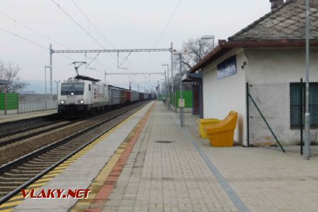 	03.02.2018 – zastávka Trenčín-Opatová: nákladný vlak prechádza rýchlim tempom cez zastávku © Michal Mazánik