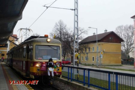 	03.02.2018 – stanica Trenčianska Teplá: električka sa chystá do Trenčianskych Teplíc © Michal Mazánik