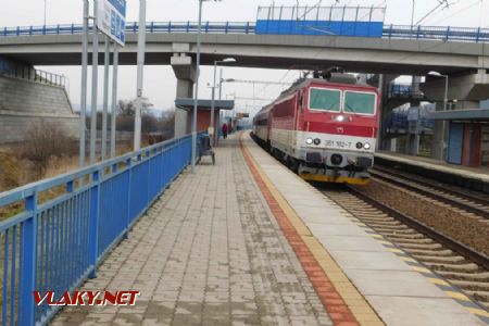 	02.02.2018 – zastávka Košeca: zopár cestujúcich nastupuje do značne opotrebovanej súpravy osobného vlaku © Michal Mazánik
