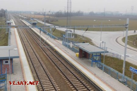 	10.02.2018 – zastávka Beluša: pohľad z nadjazdu. V pozadí bola v minulosti železničná stanica © Michal Mazánik