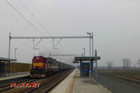 	10.02.2018 – zastávka Dolné Kočkovce: nákladný vlak prechádza v rámci modernizácie presunutou zastávkou © Michal Mazánik